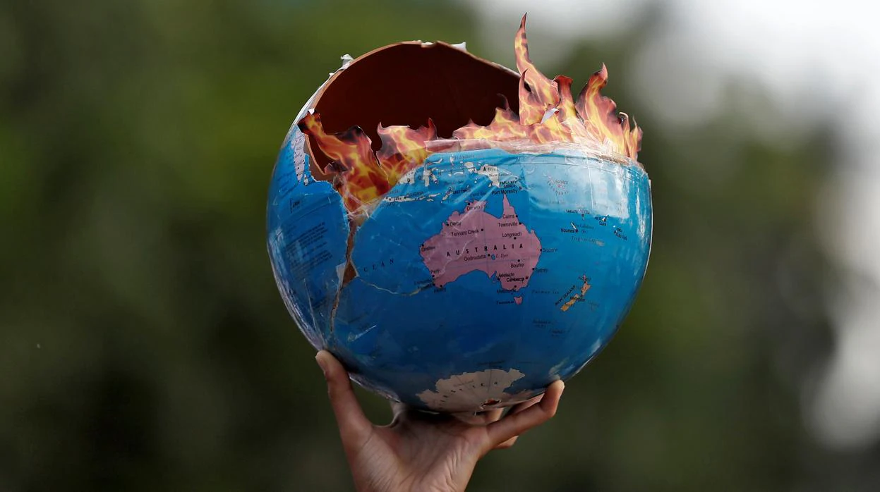 Un participante de la reciente marcha «Fridays for Future», en Bombay (India), sostiene un planeta Tierra en llamas