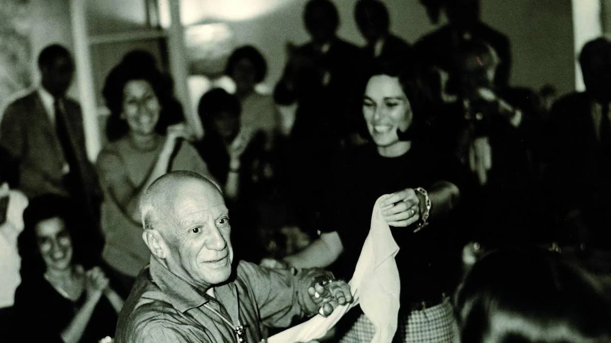 Juan Gyenes fotografió el 80 cumpleaños de Picasso. En la imagen, un momento de la celebración en la que baila con Lucía Bose