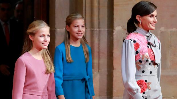 La Princesa Leonor y la Infanta Sofía participan por primera vez con los Reyes en las audiencias en Oviedo