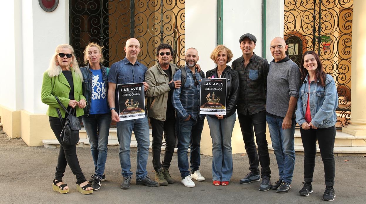 Isabel Ojeda junto a los miembros de Teatro del Velador este jueves en el Lope de Vega