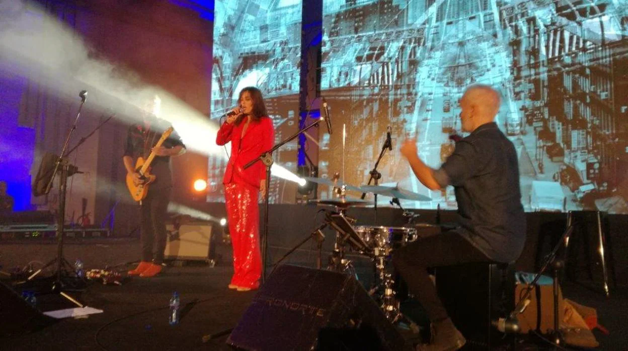 Sophie Auster, durante el concierto que ofreció anoche en Oviedo