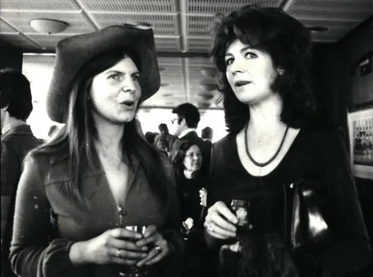 Edna O'Brien (derecha) y Margaret Drabble, fotografiadas en Londres en 1972