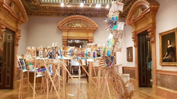 Un lagarto gigante entre las salas del museo