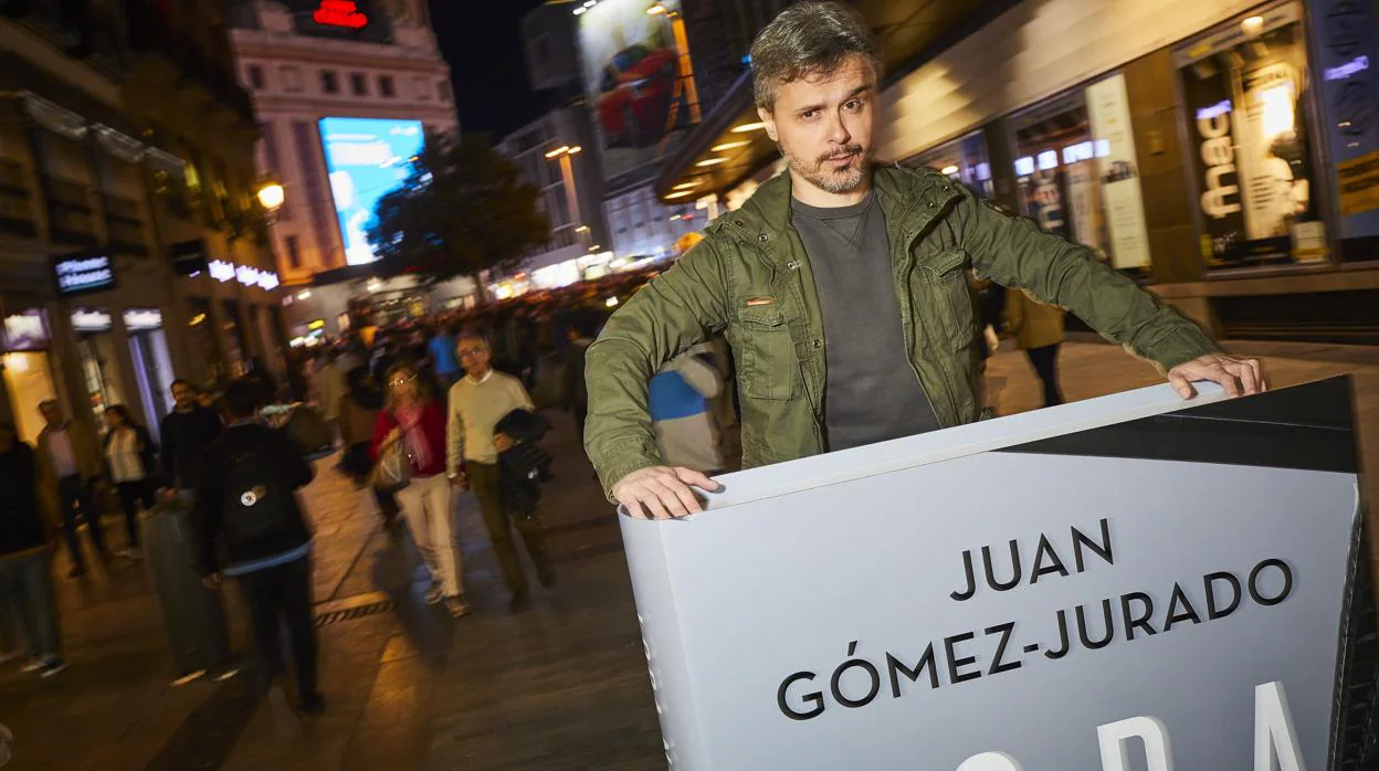 Juan Gómez-Jurado, junto al anuncio de su libro, ayer en Madrid