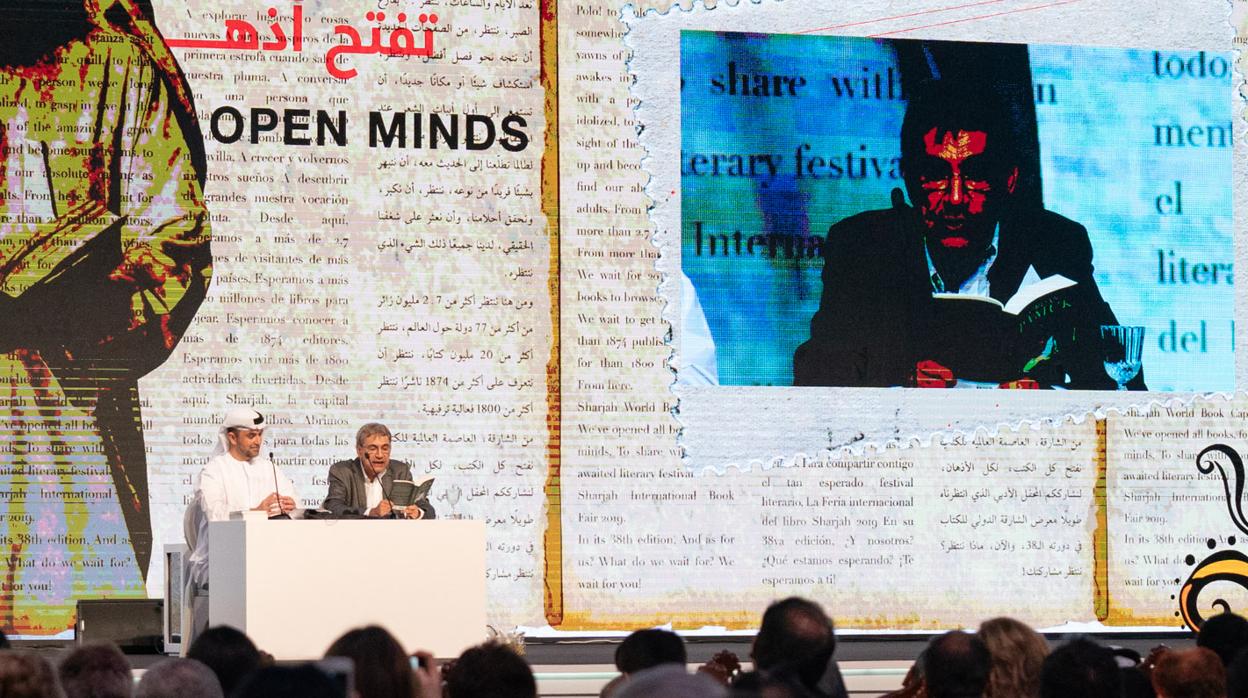 Orhan Pamuk, durante su ponencia en la Feria del Libro de Sharjah