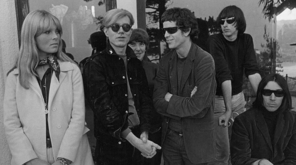 Warhol y Reed, rodeados por miembros de The Velvet Underground