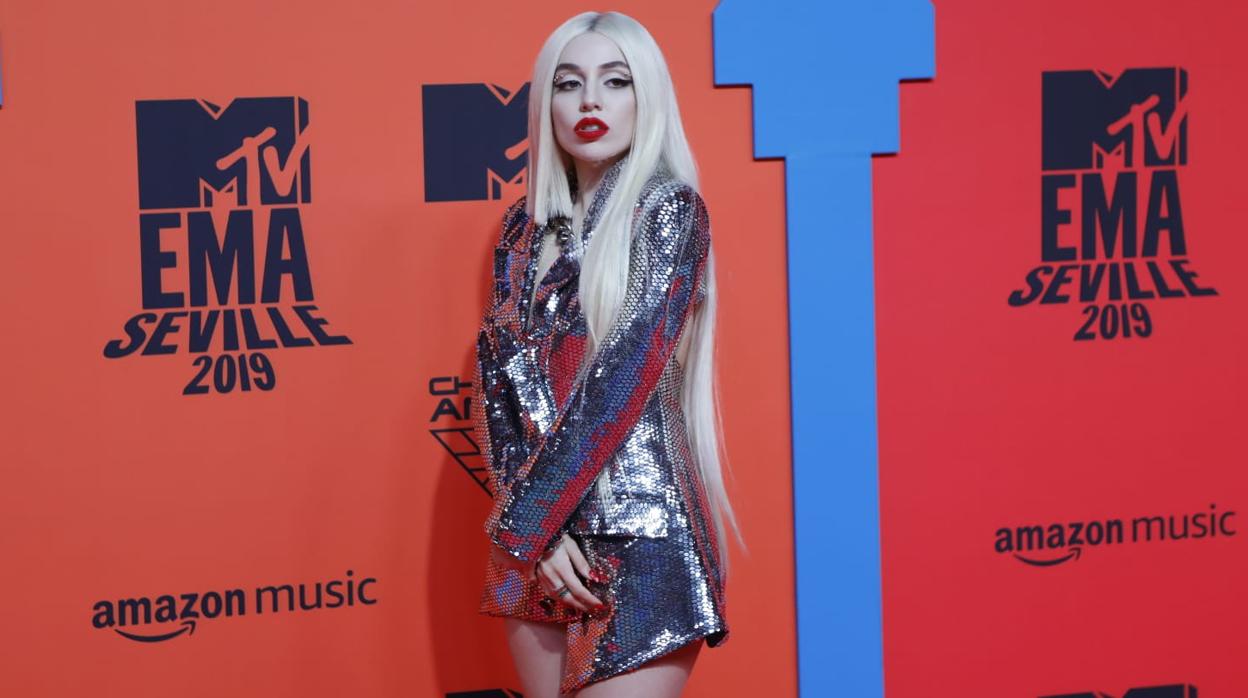 Ava Max, en la alfombra roja