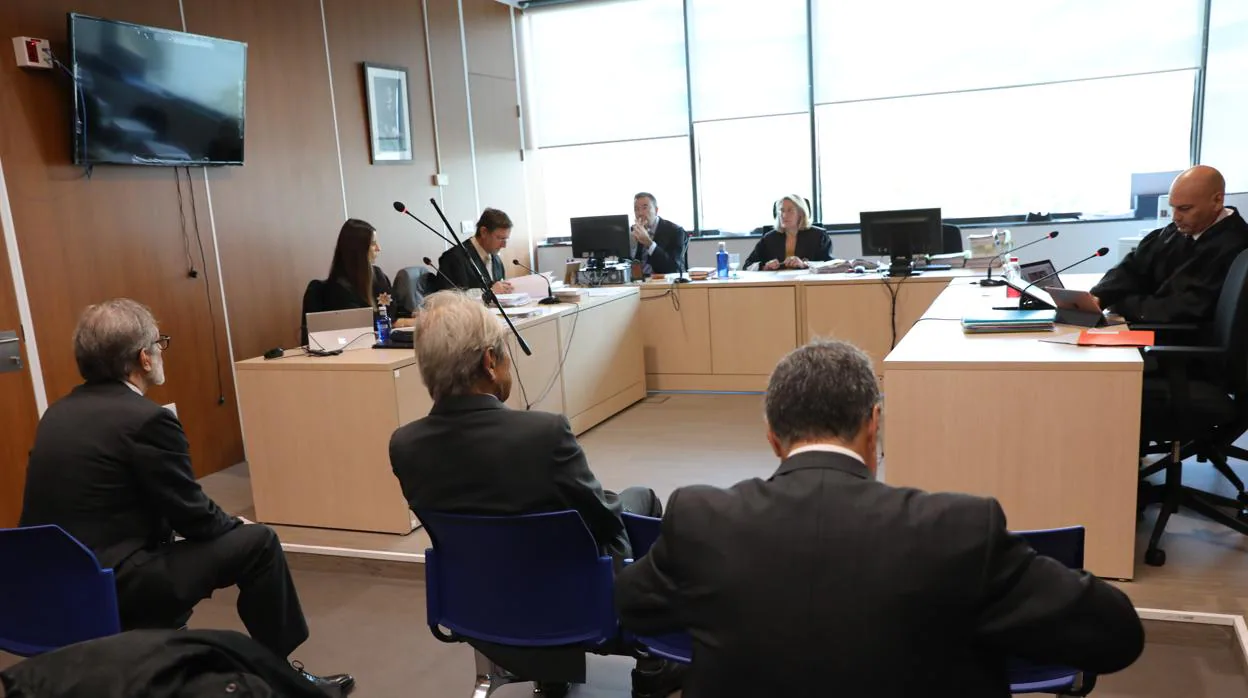 El expresidente de Bankinter, Jaime Botín Sanz de Sautuola García de los Ríos, (2i), durante el juicio en el que se le acusa de una presunta comisión de un delito de contrabando de bienes culturales