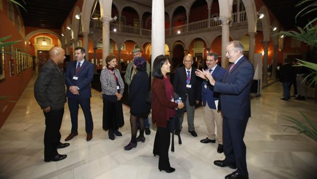 Los guardianes del español en América resisten a Trump y al eje bolivariano