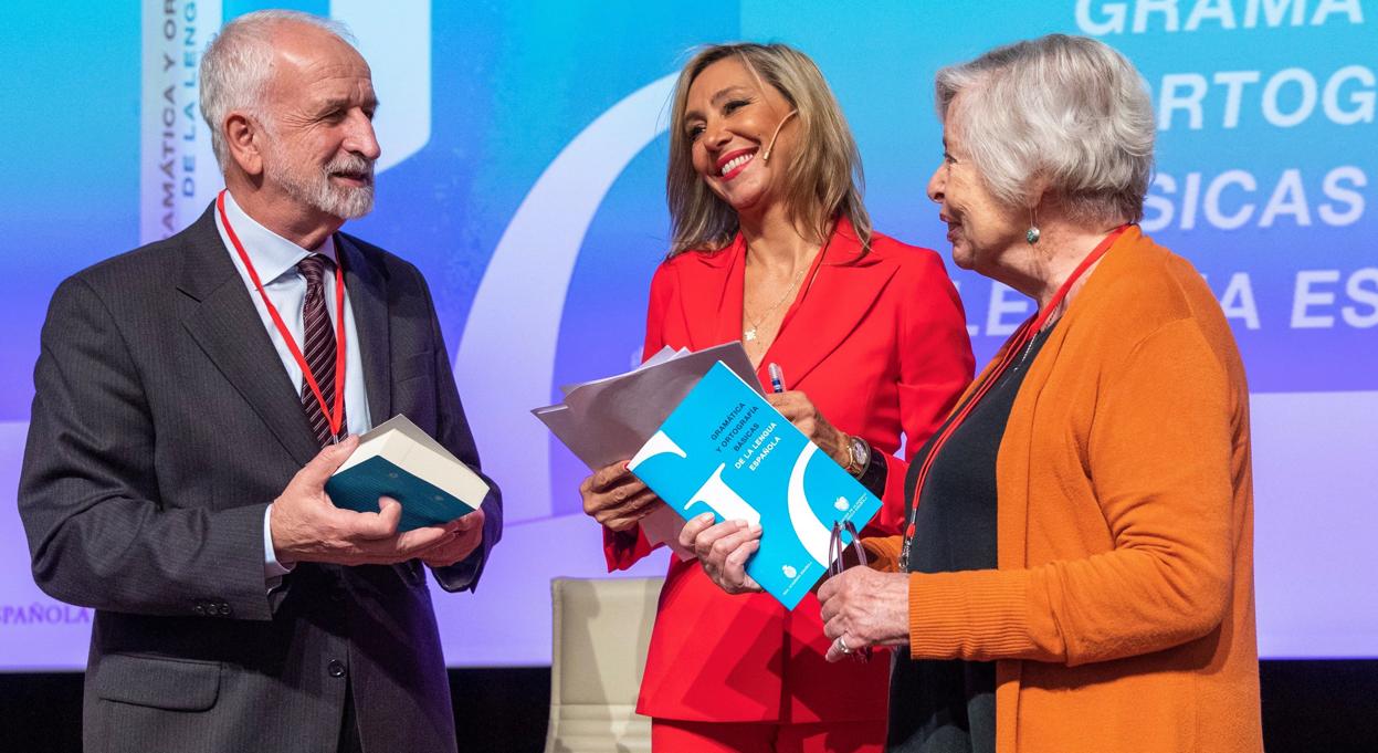 De izquierda a derecha, el lingüista y académico Salvador Gutiérrez Ordóñez, la periodista Marta Robles, y la directora de la Academia Chilena de la Lengua, Adriana Valdés, en el Congreso de las Academias de la Lengua en Sevilla