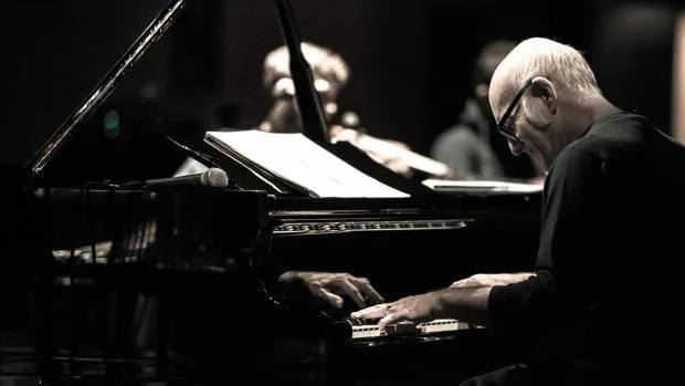El pianista y compositor Ludovico Einaudi ofreció un melodioso concierto ante un abarrotado Cartuja Center
