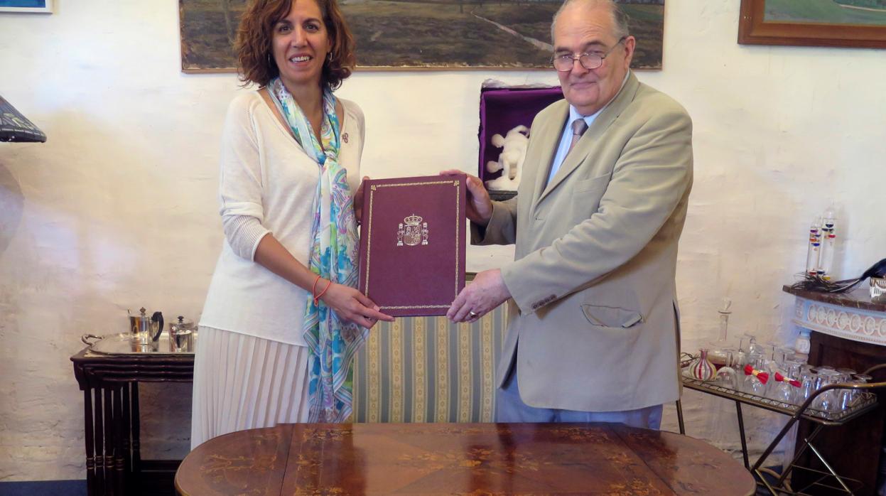 Irene Lozano y Luc Franzoni, ante la mesa, el pasado julio