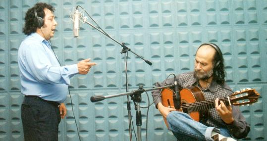 Juan Villar en el estudio con el guitarrista Niño Jero