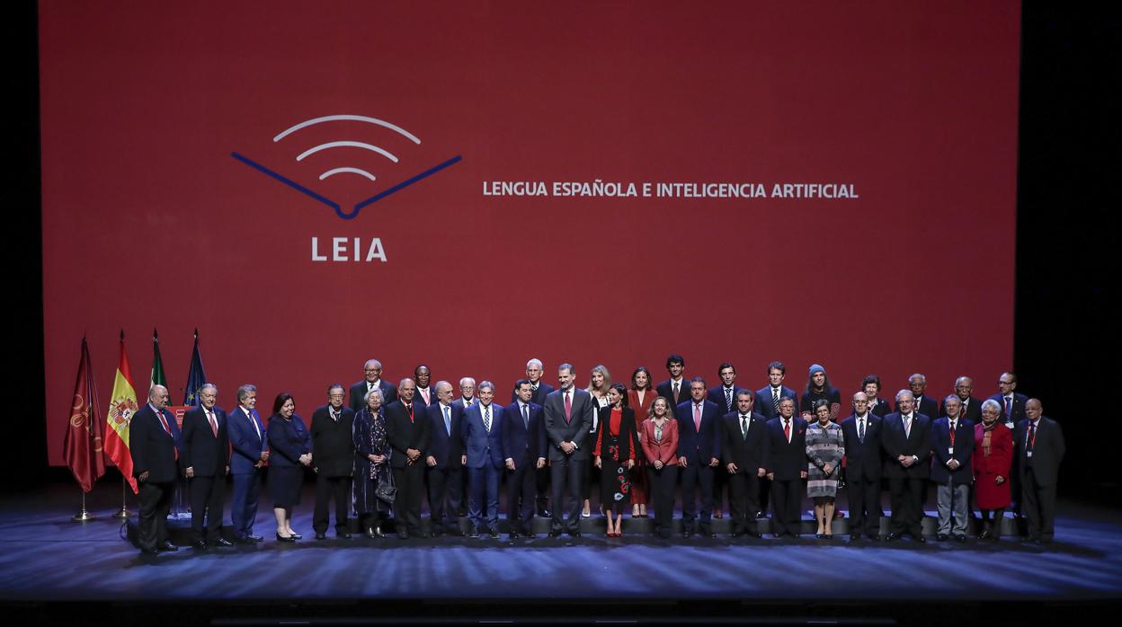 Los Reyes y los académicos durante la presentación del proyecto Leia en Sevilla