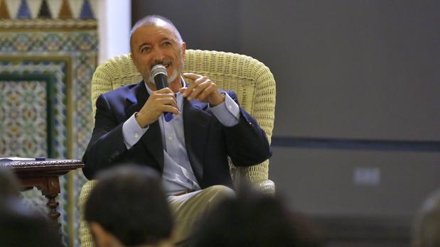 La desternillante receta de Pérez-Reverte para amortiguar la cruda realidad