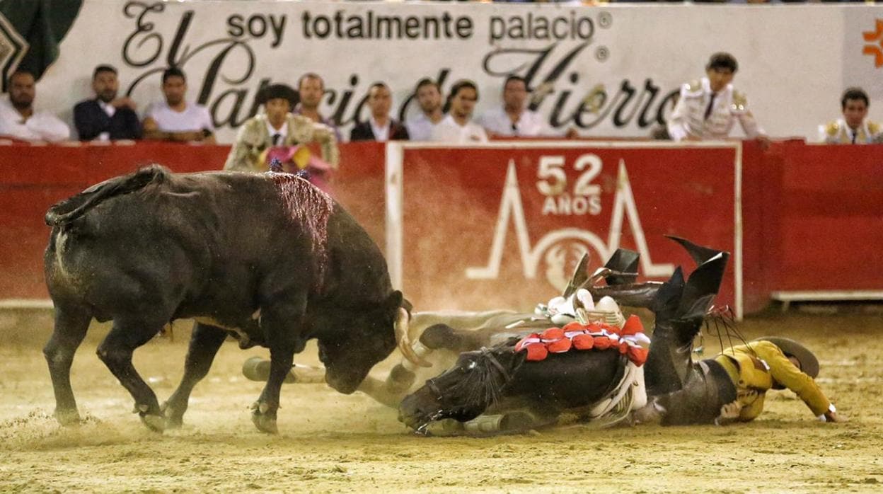 Diego Ventura y su caballo «Hebreu» quedaron a merced del toro de San Isidro