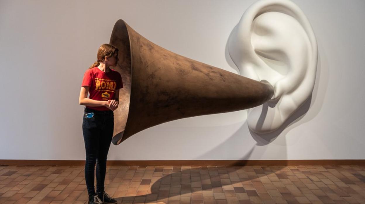 John Baldessari, Beethoven's Trumpet (With Ear) Opus # 133, 2007. Foto: Fundació Joan Miró / Davide Camesasca