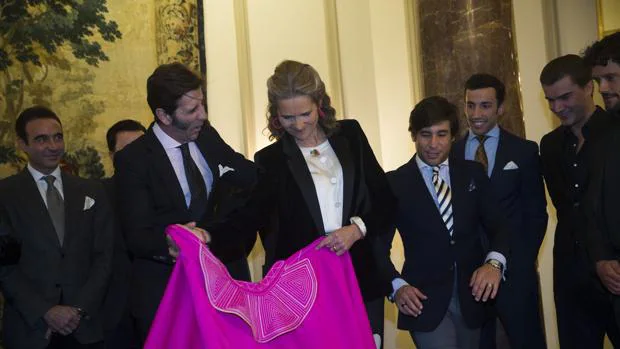 La Infanta Elena levanta un clamor al torear de salón con Juan José Padilla