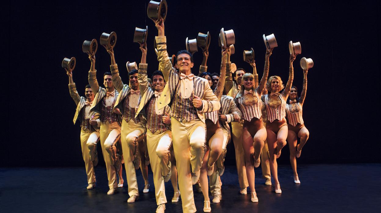 Antonio Banderas y el elenco de «A chorus line», en el número final de la obra