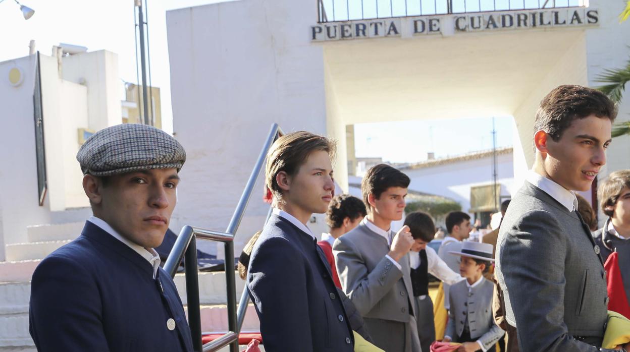 Los alumnos más jóvenes dieron muestras de sus cualidades taurinas ante un público lleno de rostros conocidos