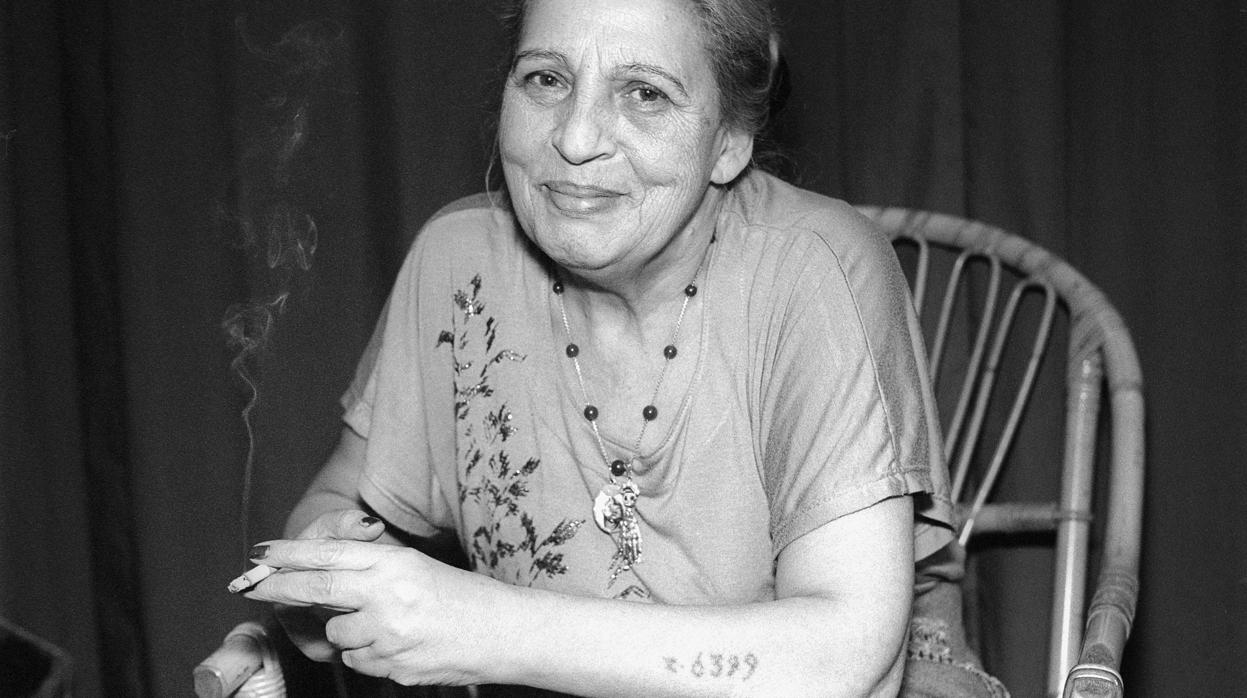 Ceija Stojka, 1995. En su brazo izquierdo lleva tatuado su número en Auschwitz (z-6399)