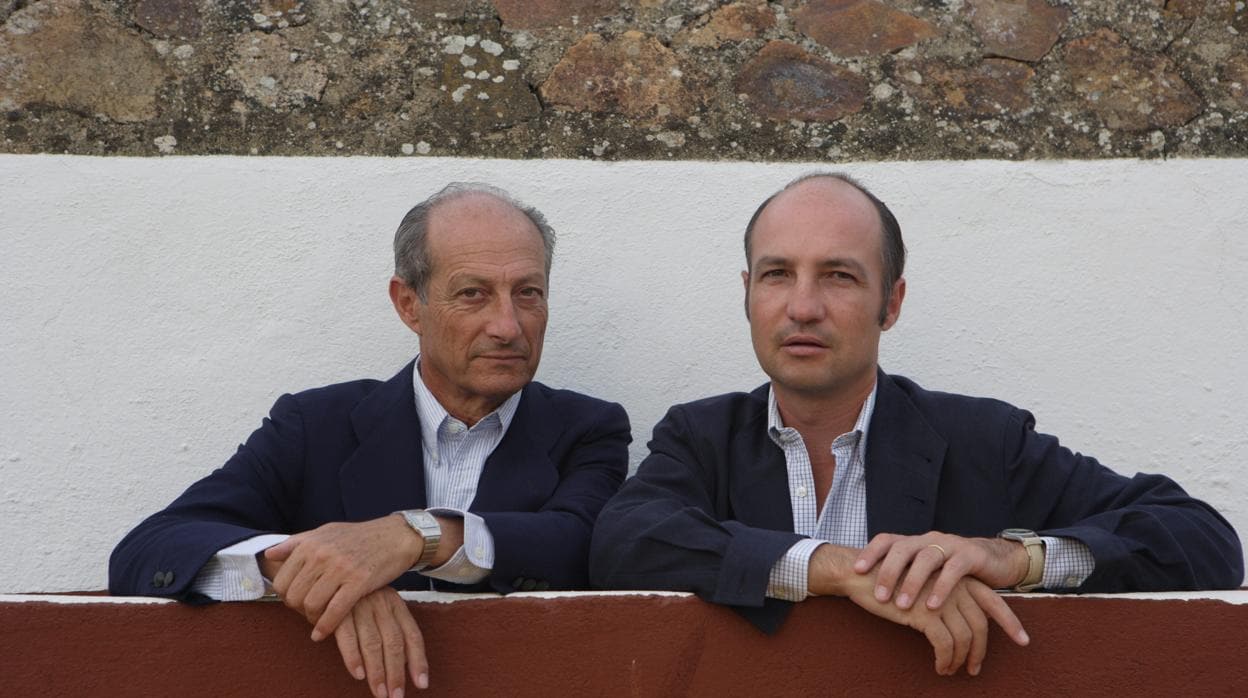 Juan Pedro Domecq Solís, junto a su hijo en su plaza de tientas en el año 2006