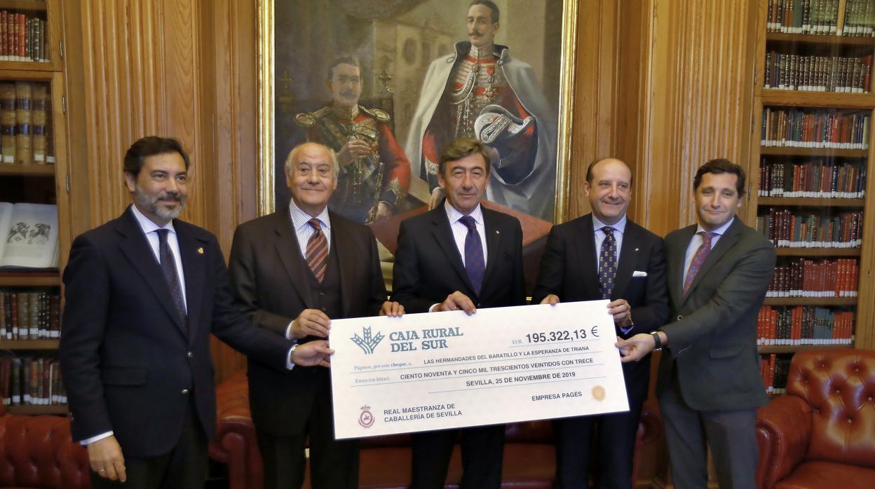 Ramón Valencia y Santiago León Domecq, junto a los representantes de las hermandades