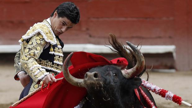 Pablo Aguado se va de vacío en su confirmación en Lima con una desastrosa corrida local