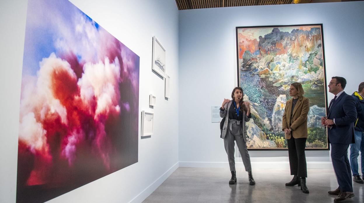 La artista Carla Andrade, la comisaria Érika Gayarrola y Moisés Roiz, en la exposición de CaixaForum