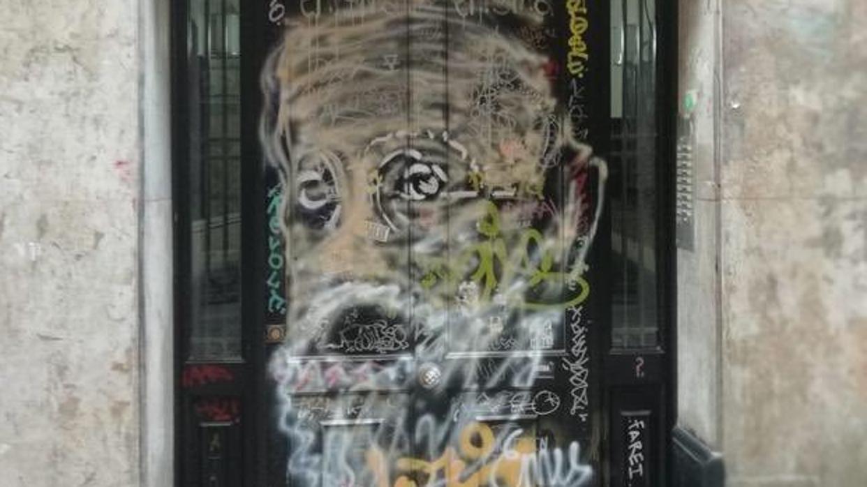 El grafiti con la cara de Unamuno en el portal de la casa natal del escritor en Bilbao