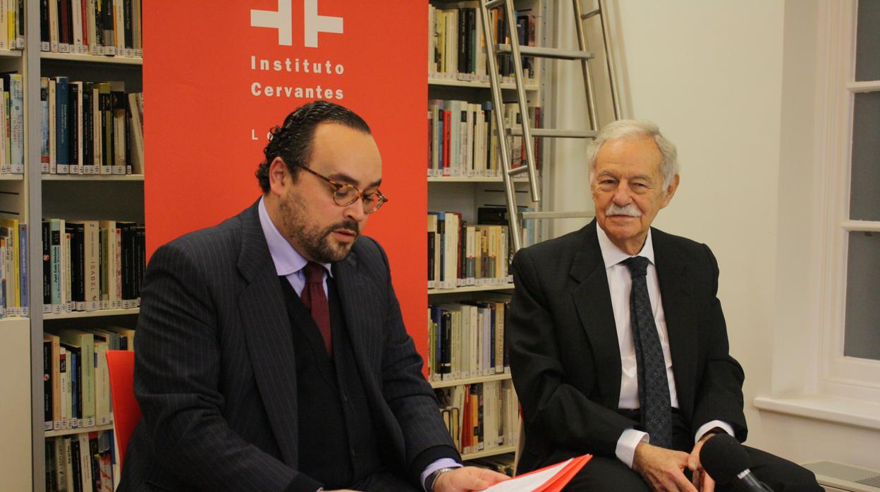 Ignacio Peyró y Eduardo Mendoza, en el Instituto Cervantes