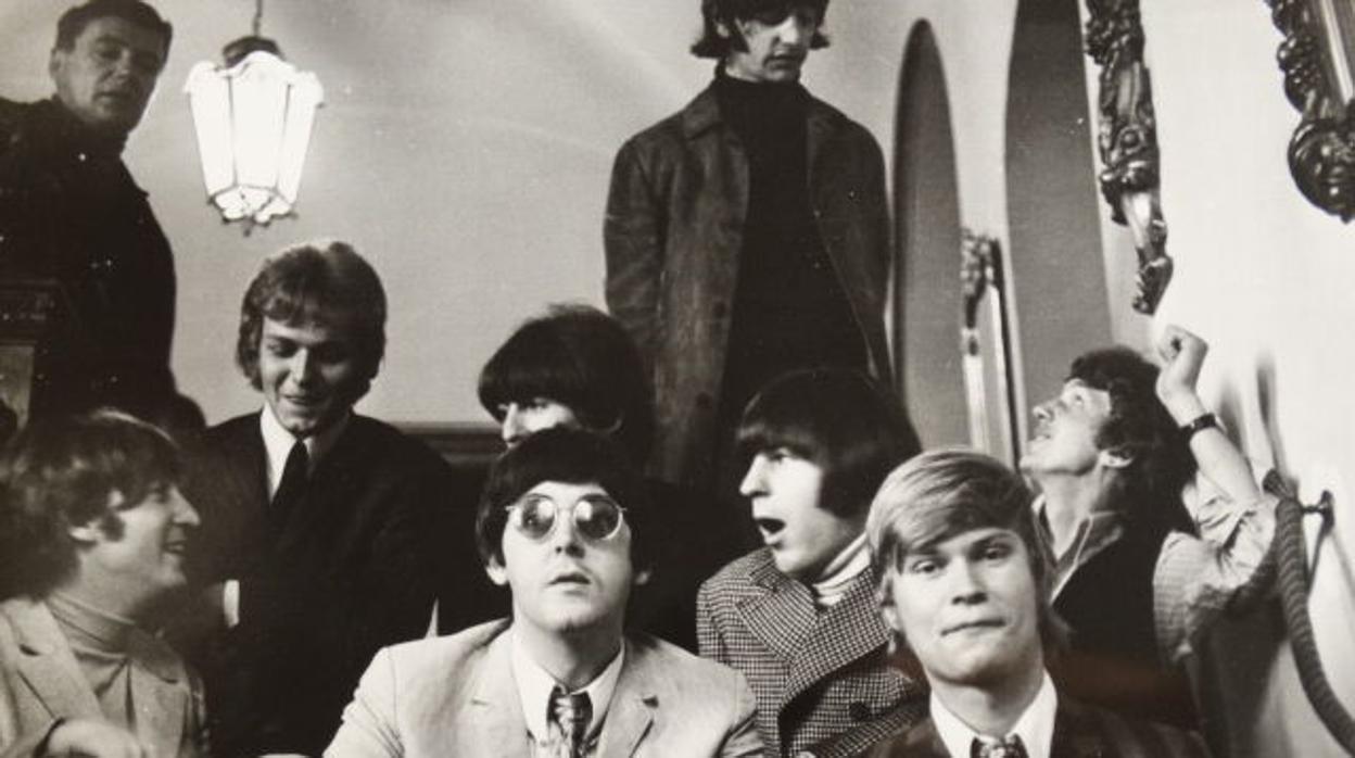 The Beatles junto al grupo alemán The Rattles, en una imagen tomada por Günter Zint