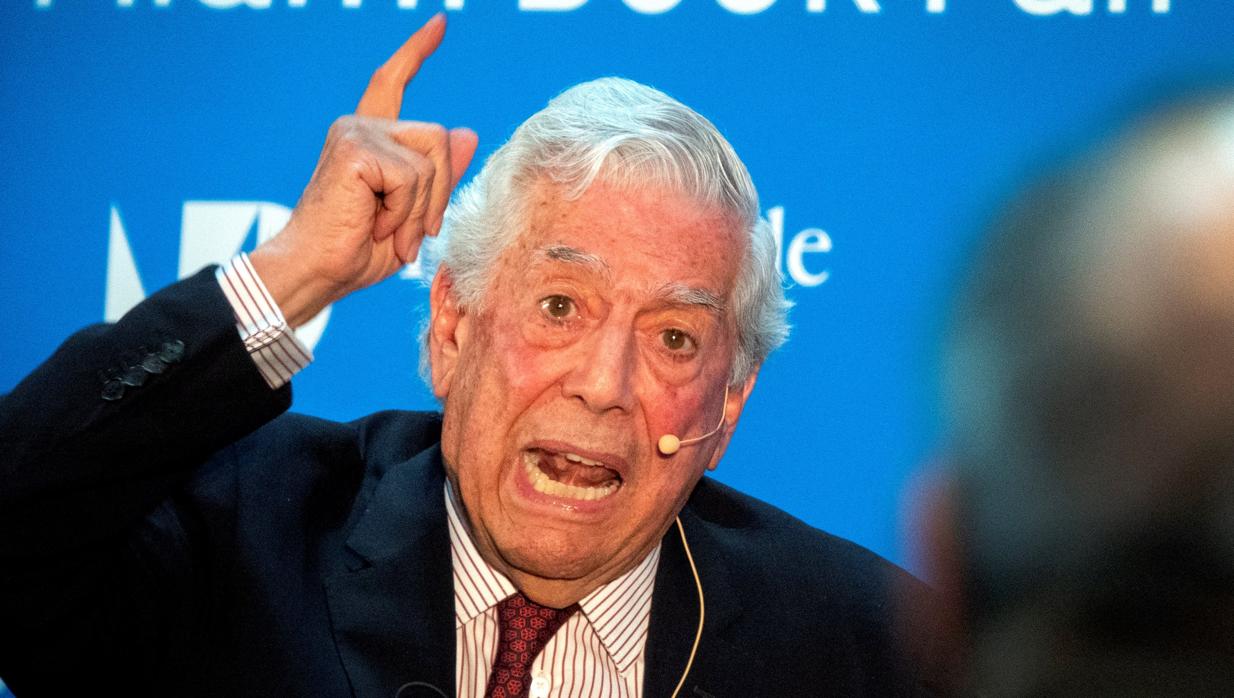 El escritor Mario Vargas Llosa, en la Feria del Libro de Miami