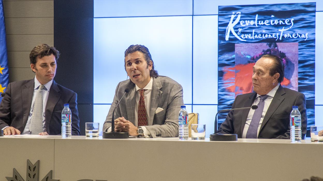 El presentador del evento, Rafael Peralta, junto a Jesús Soto de Paula y Curro Romero