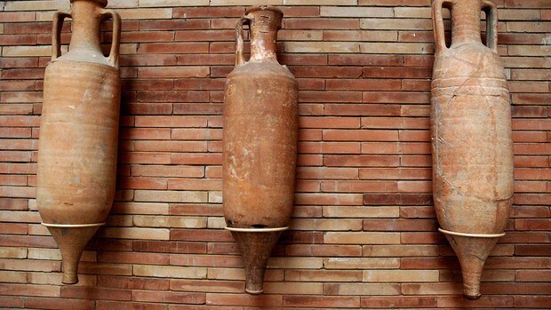 Recuperan tres ánforas romanas que un vecino de Lloret vendía por internet