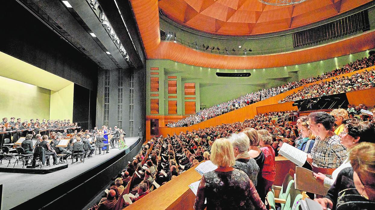 El Teatro de la Maestranza durante una función de el «Mesías participativo» que organiza «la Caixa»