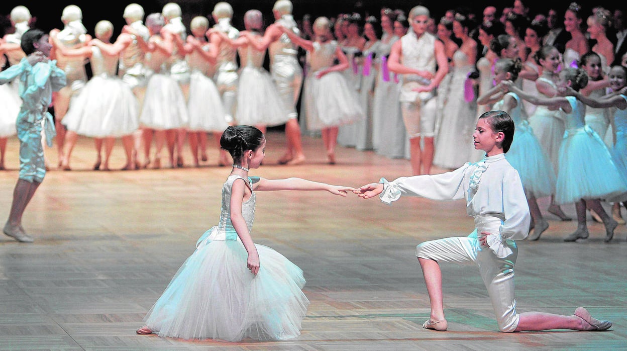 Alumnos de danza de la Ópera de Viena durante una presentación