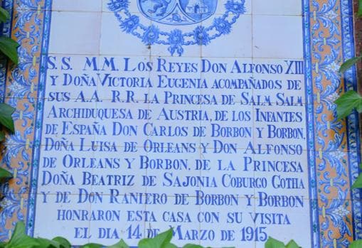 Un azulejo recuerda la visita de Alfonso XIII