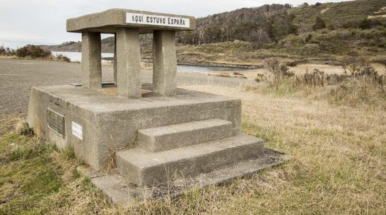 Monumento que recuerda a los españoles que fundaron Ciudad Rey Felipe en el XVI en el estrecho de Magallanes y perecieron