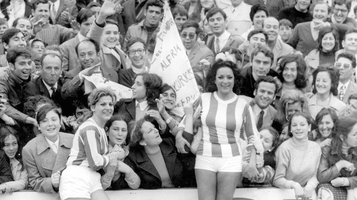 Carmen y Lola Flores posan con los espectadores durante el partido de fútbol benéfico que protagonizaron en la Navidad de la temporada de 1970-71