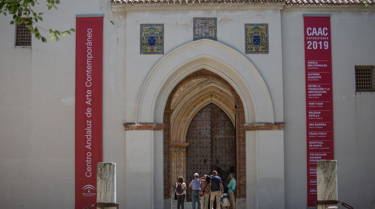 Un grupo de turistas visita el Centro Andaluz de Arte Contemporáneo