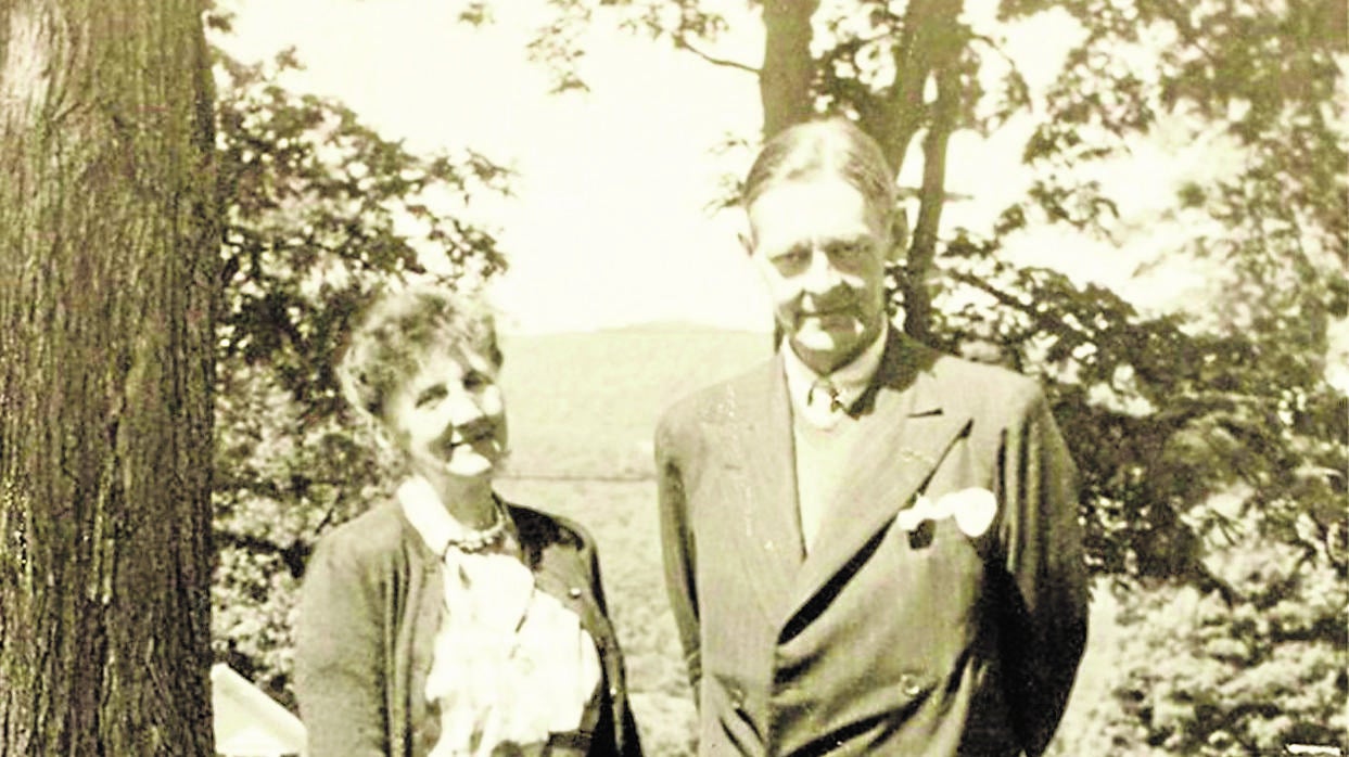 Emily Hale y T. S. Eliot, fotografiados en el verano de 1946 en Dorset (Vermont)