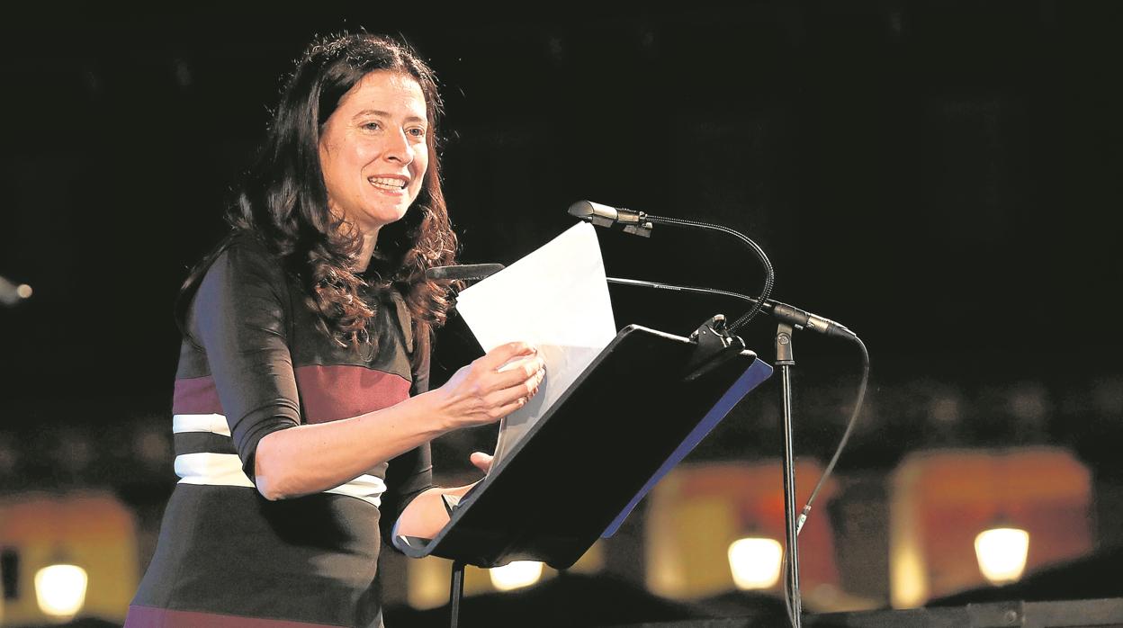 La escritora Ana Merino posa anoche con el galardón del premio Nadal