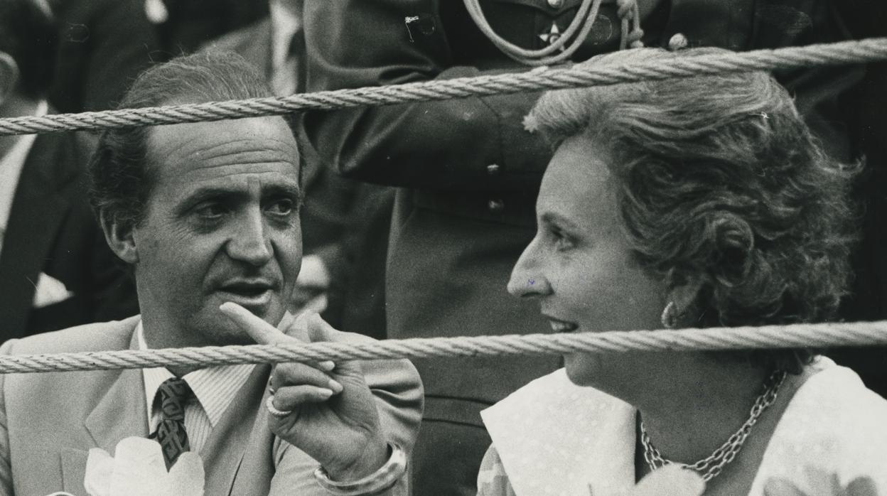 Don Juan Carlos y Doña Pilar, en una barrera de Las Ventas