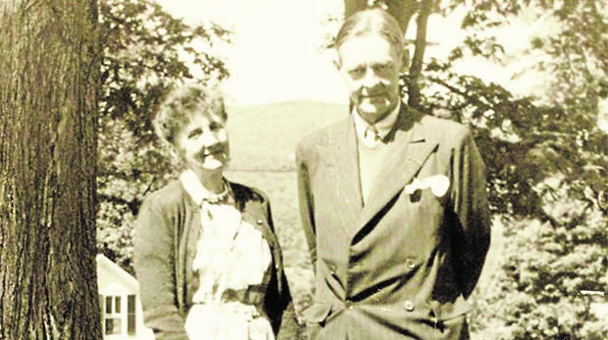 una fotografía de Emily Hale y T. S. Eliot del verano de 1946