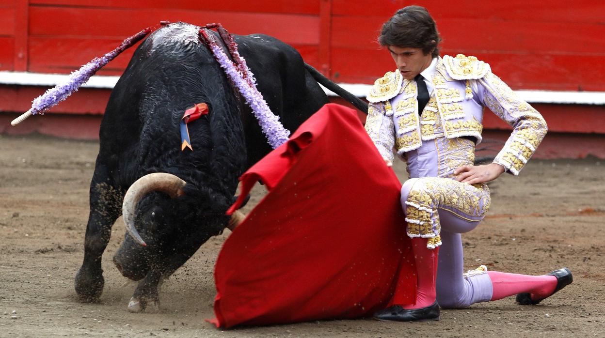 Sebastián Castella, en un muletazo rodilla en tierra