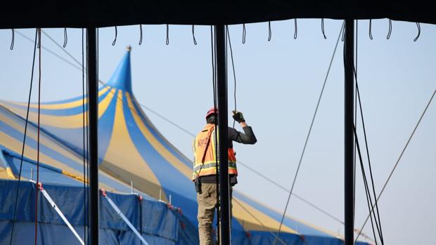 El Circo del Sol recupera en Sevilla su carpa original amarilla y azul para «Kooza», su nuevo espectáculo