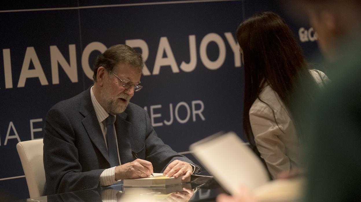 Mariano Rajoy, firmando libros en Málaga