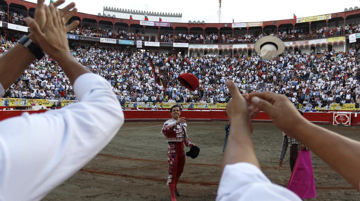 El Juli dal la vuetla al ruedo en la plaza de Manizales, con los tendidos llenos