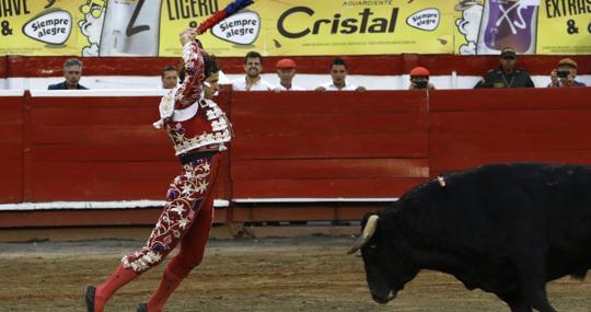 El Juli, en banderillas a un impresentable animal